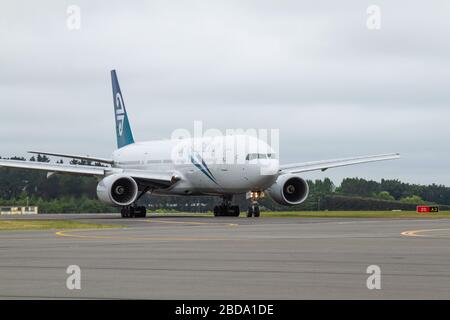 Un Boeing 777-200ER Air New Zealand nella livrea 'Pacific Wave', che la compagnia aerea utilizzava dal 2006 al 2013, taxi dalla pista al cancello Foto Stock