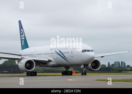 Un Boeing 777-200ER Air New Zealand nella livrea 'Pacific Wave', che la compagnia aerea utilizzava dal 2006 al 2013, taxi dalla pista al cancello Foto Stock