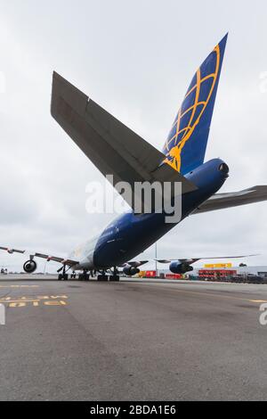 Un Atlas Air Worldwide Boeing 747-200SF convertito da un'autosormeria parcheggiata all'Aeroporto Internazionale di Christchurch Foto Stock