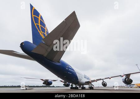 Un Atlas Air Worldwide Boeing 747-200SF convertito da un'autosormeria parcheggiata all'Aeroporto Internazionale di Christchurch Foto Stock