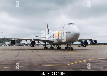 Un Atlas Air Worldwide Boeing 747-200SF convertito da un'autosormeria parcheggiata all'Aeroporto Internazionale di Christchurch Foto Stock