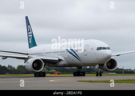 Un Boeing 777-200ER Air New Zealand nella livrea 'Pacific Wave', che la compagnia aerea utilizzava dal 2006 al 2013, taxi dalla pista al cancello Foto Stock