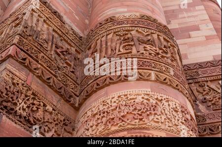primo piano della torre qutub minar a delhi Foto Stock