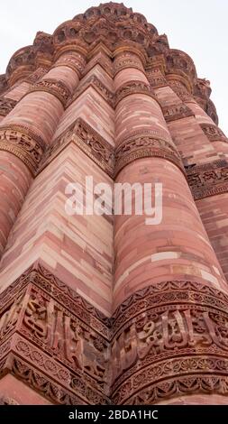 vista a basso angolo della torre qutub minar a delhi Foto Stock