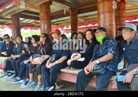 Visitatori e parenti partecipano a una cerimonia funeraria a Tana Toraja, Indonesia. Foto Stock