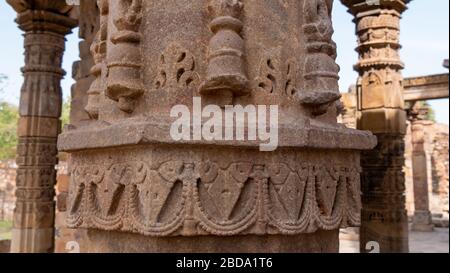 primo piano di una colonna alle rovine del complesso qutub minar a delhi Foto Stock