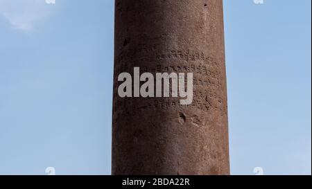 primo piano dell'incisione sulla colonna di ferro a qutub minar a delhi Foto Stock