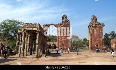 DELHI, INDIA - 12 MARZO 2019: Antiche rovine di qutub minar a delhi, india Foto Stock