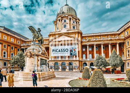 BUDAPEST, UNGHERIA-Maggio 03, 2016 : Statua di Savoyai Eugen, vicino al Palazzo Reale a Budapest. La gente vicino alla statua. Ungheria Foto Stock