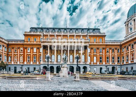 BUDAPEST, Ungheria - 03 Maggio 2016: Budapest castello reale - Cortile del Palazzo Reale a Budapest. Ungheria. Foto Stock