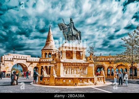 BUDAPEST, UNGHERIA-Maggio 03, 2016: vista sul vecchio bastione dei pescatori a Budapest. Statua di Saint Istvan e le persone nelle vicinanze. Ungheria. Foto Stock