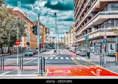 BUDAPEST, UNGHERIA-Maggio 03, 2016: bellissimo paesaggio vista urbano di Budapest, street, live apartament di persone su strada. Ungheria. Foto Stock