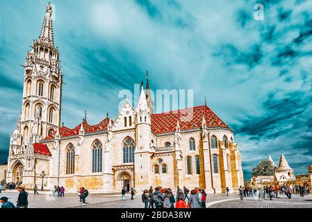 BUDAPEST, UNGHERIA-Maggio 03, 2016: St. Chiesa di Mattia a Budapest. La gente è vicino a. Uno dei principali tempio in Ungheria. Foto Stock