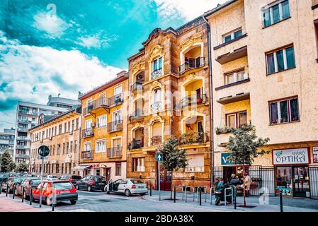 BUDAPEST, UNGHERIA-Maggio 03, 2016: bellissimo paesaggio vista urbano di Budapest, street, live apartament di persone su strada. Ungheria. Foto Stock