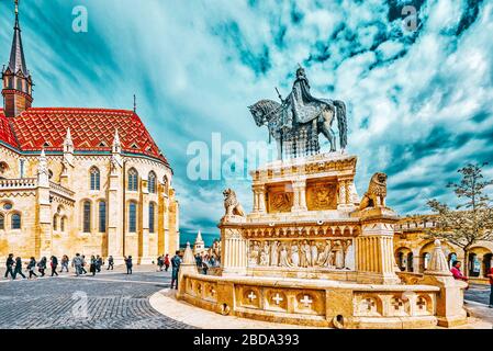 BUDAPEST, UNGHERIA-Maggio 03, 2016: vista sul vecchio bastione dei pescatori a Budapest. Statua di Saint Istvan e le persone nelle vicinanze. Ungheria. Foto Stock