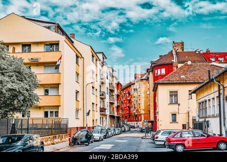BUDAPEST, UNGHERIA-Maggio 03, 2016: bellissimo paesaggio vista urbano di Budapest, street, live apartament di persone su strada. Ungheria. Foto Stock