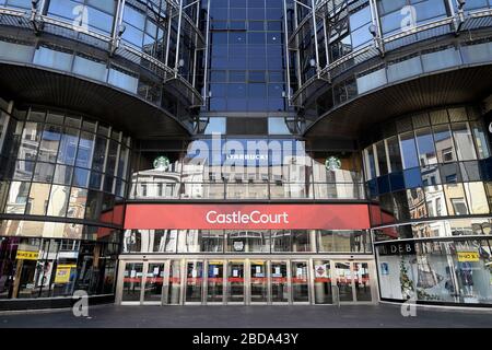 Un centro commerciale chiuso a CastleCourt sulla Royal Avenue a Belfast, mentre il Regno Unito continua a bloccarsi per contribuire a frenare la diffusione del coronavirus. Foto Stock