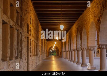 Chiostro del campus presso la Stanford University, California Foto Stock