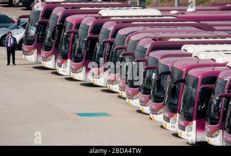 Turismo colpito dal nuovo coronavirus, 6 aprile 2020 : UN conducente è visto di fronte a tour bus che ha smesso di funzionare in mezzo alla diffusione del COVID-19 in un parcheggio a Seoul, Corea del Sud. Il primo ministro sudcoreano Chung Sye-Kyun ha detto il 8 aprile che il paese sospenderà temporaneamente i programmi di ingresso e di esenzione dal visto senza visto con paesi che impongono divieti di ingresso ai coreani, poiché la Corea del Sud tenta di bloccare i casi importati di coronavirus COVID-19, i media locali hanno riferito. Credito: Lee Jae-won/AFLO/Alamy Live News Foto Stock