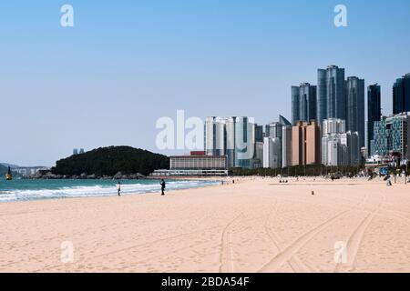 BUSAN, COREA DEL SUD - 14 MARZO 2020: Una foto di Haeundae Beach, una popolare destinazione turistica della Corea del Sud. Foto Stock