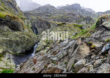 Rocce dalle montagne Fagaras, Transfagarasan, Romania Foto Stock