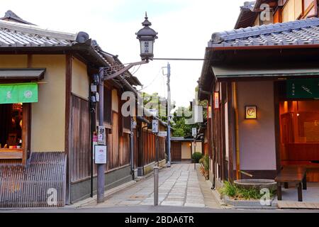 Ishibe-koji Alley vicino al Santuario di Yasaka a Kyoto, Giappone. Foto Stock