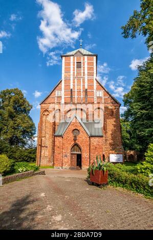 Chiesa dei Santi Apostoli Pietro e Paolo in polizia - Jasienica. Polizia, Voivodato della Pomerania Occidentale, Polonia. Foto Stock