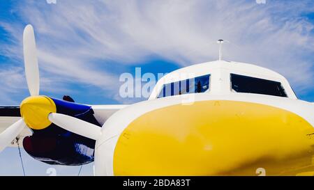 Colpo medio di motore e punta del naso di un velivolo doppio ad elica Foto Stock
