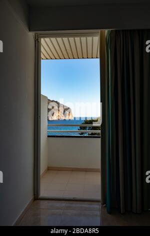 Balcone con Vista mare da un bellissimo hotel a Camp de mare, maiorca, spagna Foto Stock