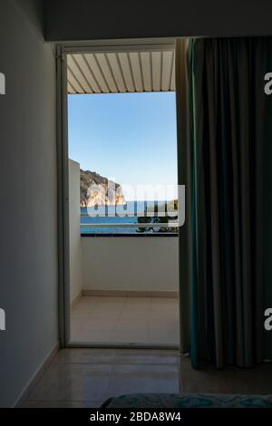 Balcone con Vista mare da un bellissimo hotel a Camp de mare, maiorca, spagna Foto Stock