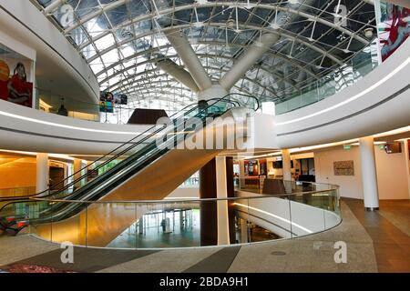 Futuristica lobby a cupola di vetro astratta di simbiosi, edificio di uffici hi-tech in un parco industriale del Nord di Singapore Foto Stock