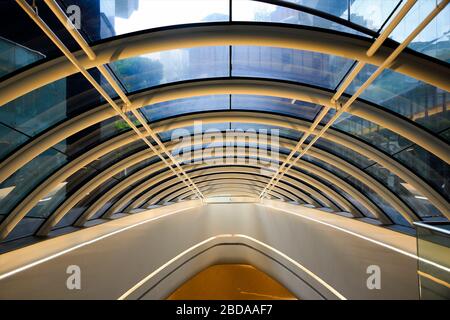 Futuristico soffitto astratto di simbiosi edificio di uffici hi-tech in un parco industriale del Nord Singapore Foto Stock