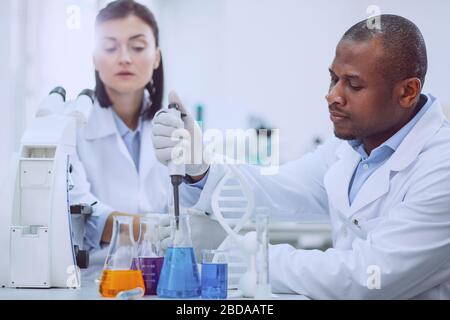 Scienziati determinati che sviluppano un nuovo vaccino nel laboratorio Foto Stock