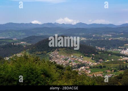 Splendida vista della valle di Ooty dal picco di Doddabetta in Tamil Nadu, India Foto Stock