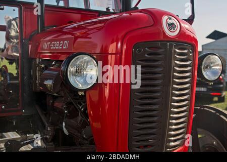 Jasa Tomic, Serbia, 29 settembre 2019. Presentazione dei nuovi trattori IMT di Jarkovac alla fiera agricola locale. Foto Stock