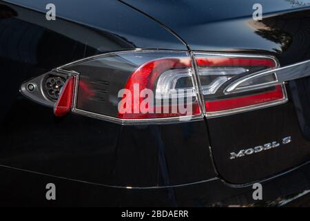 Bordeaux , Aquitaine / Francia - 03 30 2020 : modello di auto tesla s carica veicolo elettrico ve sovralimentatore luce posteriore aperta per carica Foto Stock