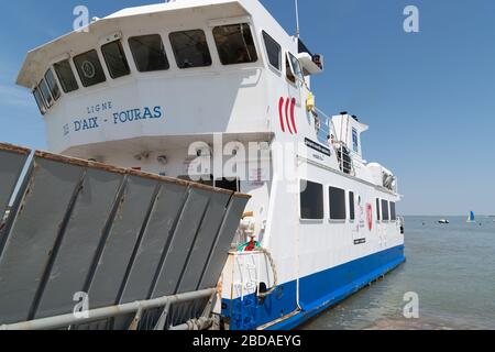 île d'Aix fouras , Aquitaine / Francia - 04 05 2020 : traghetto fouras a bordo direzione Ile d'Aix crociera a bordo traghetto in charente Maritime franc Foto Stock