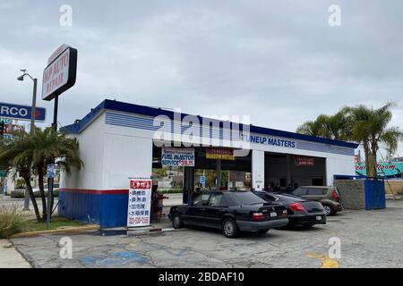 CALIFORNIA, STATI UNITI. 7 aprile 2020. Vista generale di MP Auto Repair in mezzo al coronavirus globale COVID-19 pandemic, Martedì, 7 aprile 2020, a Monterey Park, California, Stati Uniti. (Foto di IOS/Espa-Images) Credit: Agenzia europea per la fotografia sportiva/Alamy Live News Foto Stock