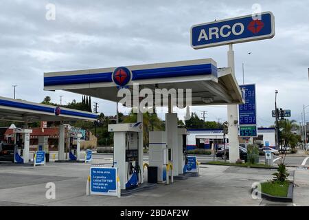 CALIFORNIA, STATI UNITI. 7 aprile 2020. Una stazione vacante DI benzina E di servizio DI ARCO in mezzo alla pandemia globale di coronavirus COVID-19, Martedì 7 aprile 2020, a Monterey Park, California, Stati Uniti. (Foto di IOS/Espa-Images) Credit: Agenzia europea per la fotografia sportiva/Alamy Live News Foto Stock