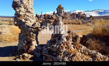 Tufa torri colonne di pietra calcarea al lago Mono in California - fotografia di viaggio Foto Stock