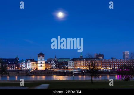 Super luna sul centro di Dusseldorf Foto Stock