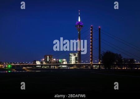 Vista sulla torre della televisione e lo Stadttor di Dusseldorf Foto Stock