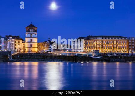 Super luna sul centro di Dusseldorf Foto Stock