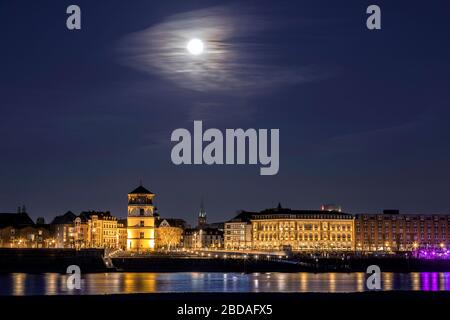 Super luna sul centro di Dusseldorf Foto Stock