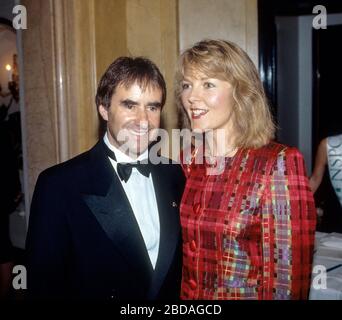 Il cantante pop Chris De Burgh e la moglie Diane Davison alla sfilata di moda Oscar De la Renta, Londra, Inghilterra, giugno 1992. Nel 1986 la sua canzone 'The Lady in Red' ache Foto Stock