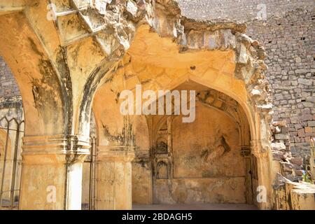 Minaret alla vecchia moschea in rovina/Masjid al Forte Golkonda a Hyderabad Telangana India Foto Stock