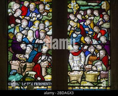 Vetrata raffigurante una scena biblica, St James Church, Paulerspury, Northamptonshire, UK Foto Stock