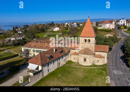 Chiesa romanica Saint-Sulpice con una tripla abside, Saint-Sulpice, Canton Vaud, Svizzera Foto Stock