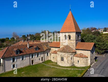 Chiesa romanica Saint-Sulpice con una tripla abside, Saint-Sulpice, Canton Vaud, Svizzera Foto Stock