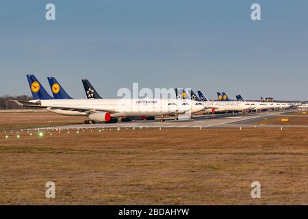 Francoforte, Germania - 7 aprile 2020: Lufthansa Airbus A330 e A340 è stato messo a terra e immagazzinato all'aeroporto di Francoforte (fra) in Germania. Airbus è un aereo Foto Stock